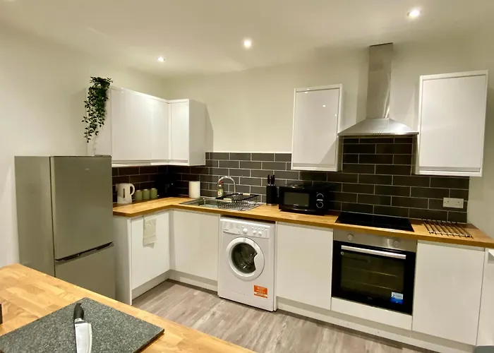 Large 2 Double Bed Private Apartment With Sofa-Bed And Balcony In The Centre Of Low Fell, Gateshead! Close To Queen Elizabeth Hospital!