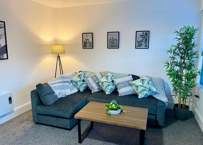 Large 2 Double Bed Private Apartment With Sofa-Bed And Balcony In The Centre Of Low Fell, Gateshead! Close To Queen Elizabeth Hospital!