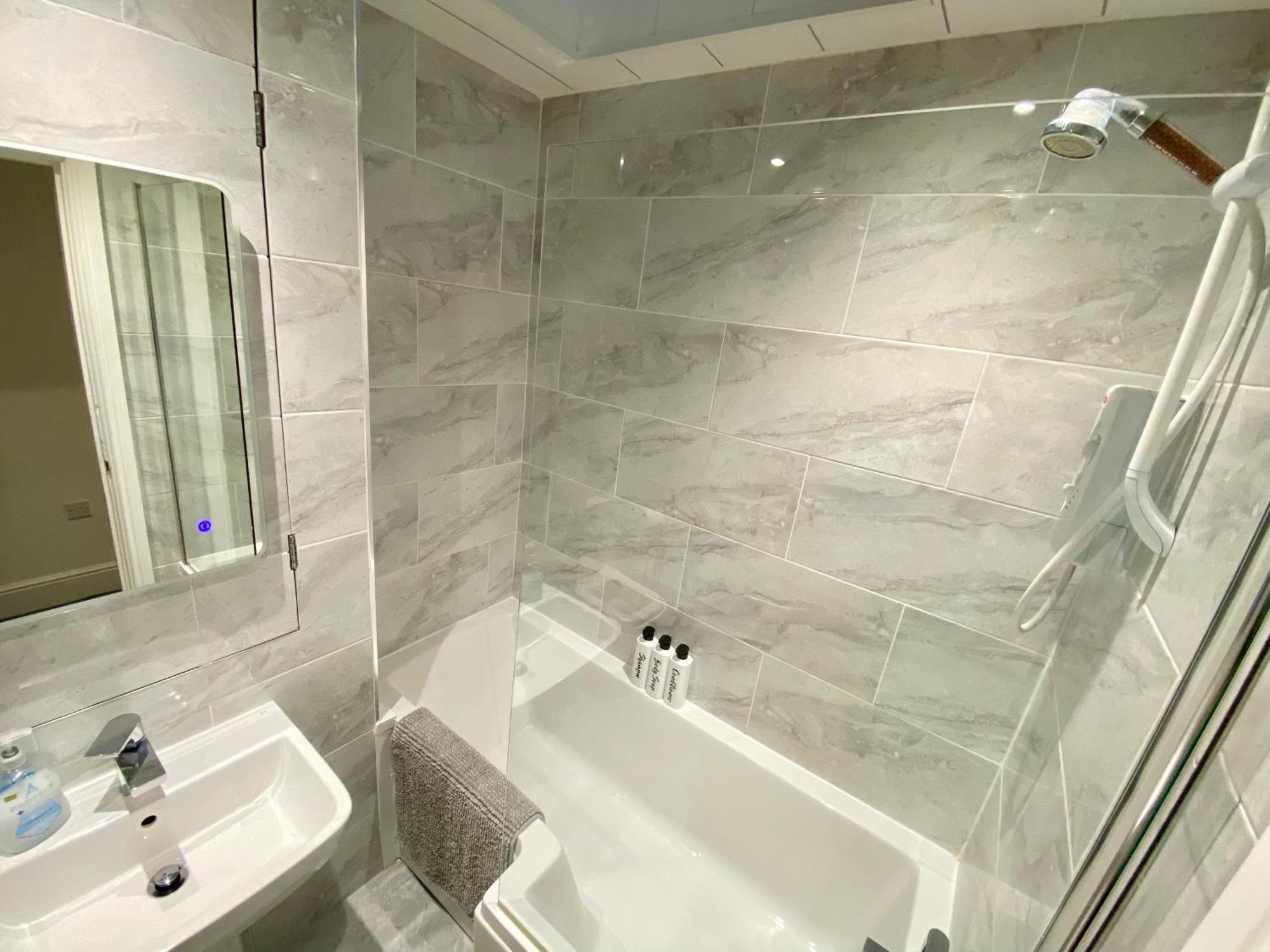 Large 2 Double Bed Private With Sofa-bed And Balcony In The Centre Of Fell, Gateshead! Close To Queen Elizabeth Hospital!