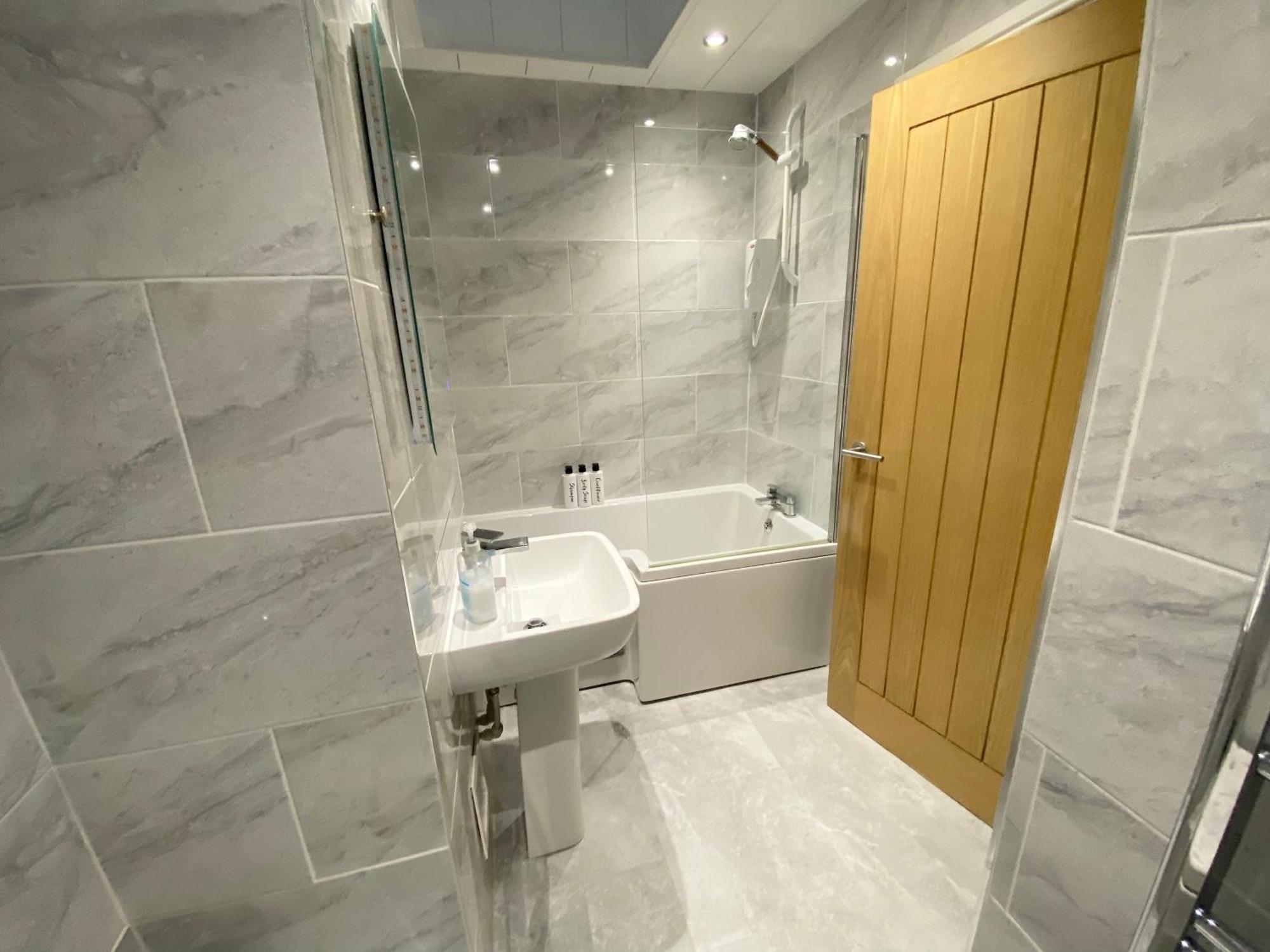 Large 2 Double Bed Private With Sofa-bed And Balcony In The Centre Of Fell, Gateshead! Close To Queen Elizabeth Hospital! Apartment Old Ravensworth