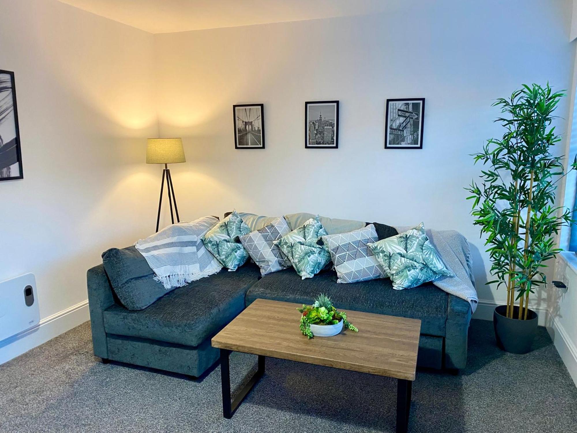 Apartment Large 2 Double Bed Private With Sofa-bed And Balcony In The Centre Of Fell, Gateshead! Close To Queen Elizabeth Hospital! Old Ravensworth