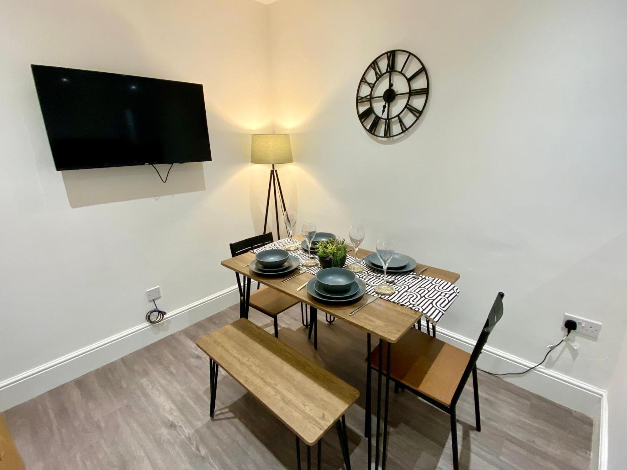Large 2 Double Bed Private With Sofa-bed And Balcony In The Centre Of Fell, Gateshead! Close To Queen Elizabeth Hospital! Apartment *