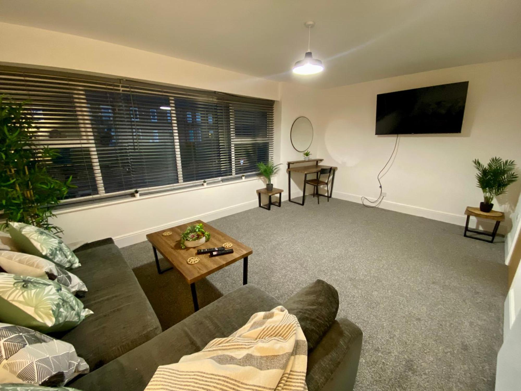 Apartment Large 2 Double Bed Private With Sofa-bed And Balcony In The Centre Of Fell, Gateshead! Close To Queen Elizabeth Hospital! *