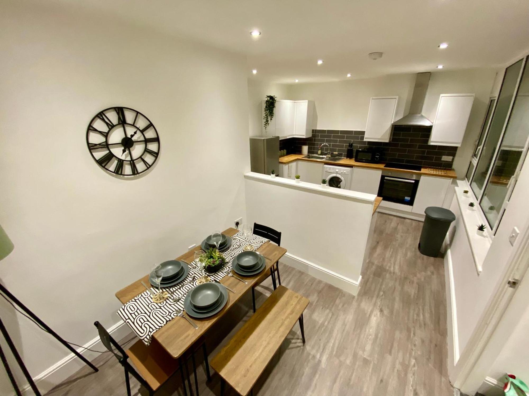 Large 2 Double Bed Private With Sofa-bed And Balcony In The Centre Of Fell, Gateshead! Close To Queen Elizabeth Hospital! Apartment Old Ravensworth